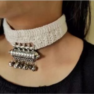 Choker necklace white